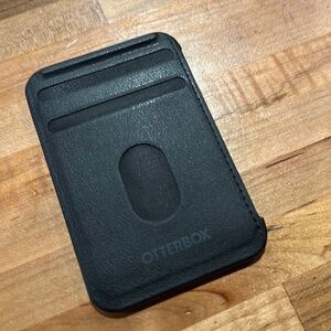 ottobox magsafe wallet hardly use

great for iphone with magsafe